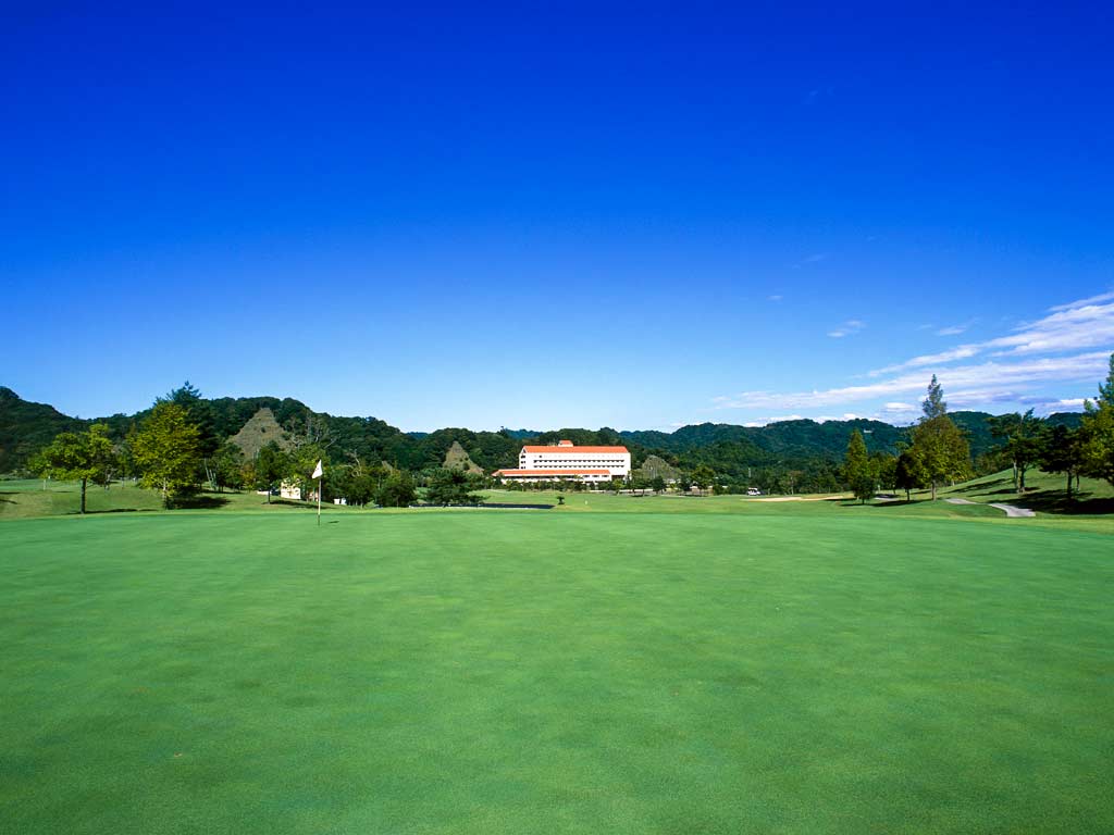 １０番ホール。セカンド地点右に池があるミドルホール。