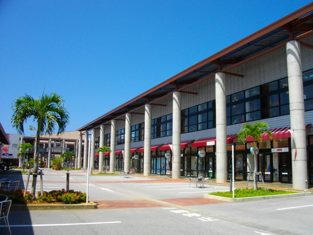 Okinawa_Outlet_Mall_Ashibinaa
